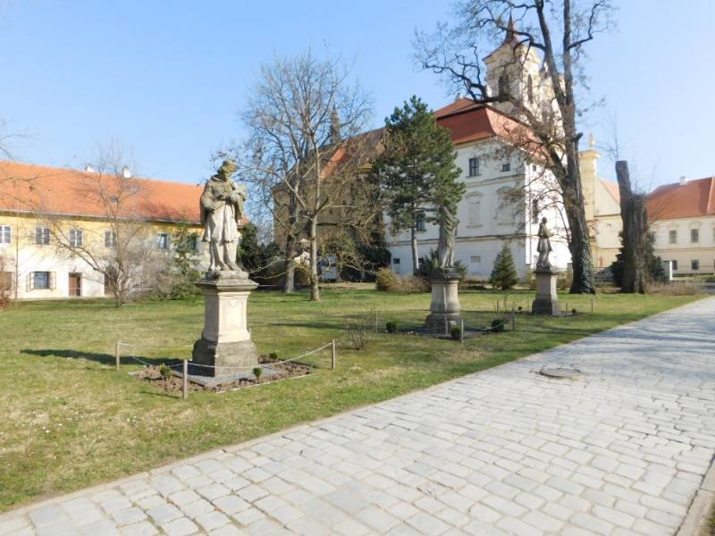 Sochy z mostu umístěné v nedaleké zahradě kláštera